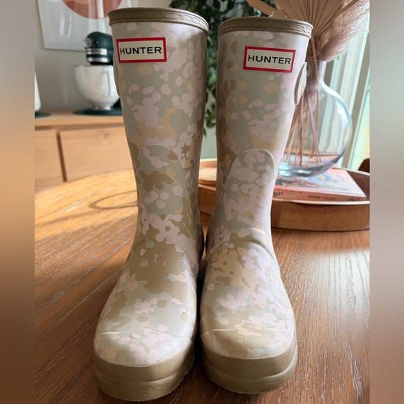 Hunter Shoes - Hunter Original Short Floral Camo Print Rain Boots

Size 8 

Like new w/o box